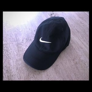 Black Nike hat.